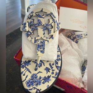 NEW💕Tory Burch beautiful blue flowered flip flops